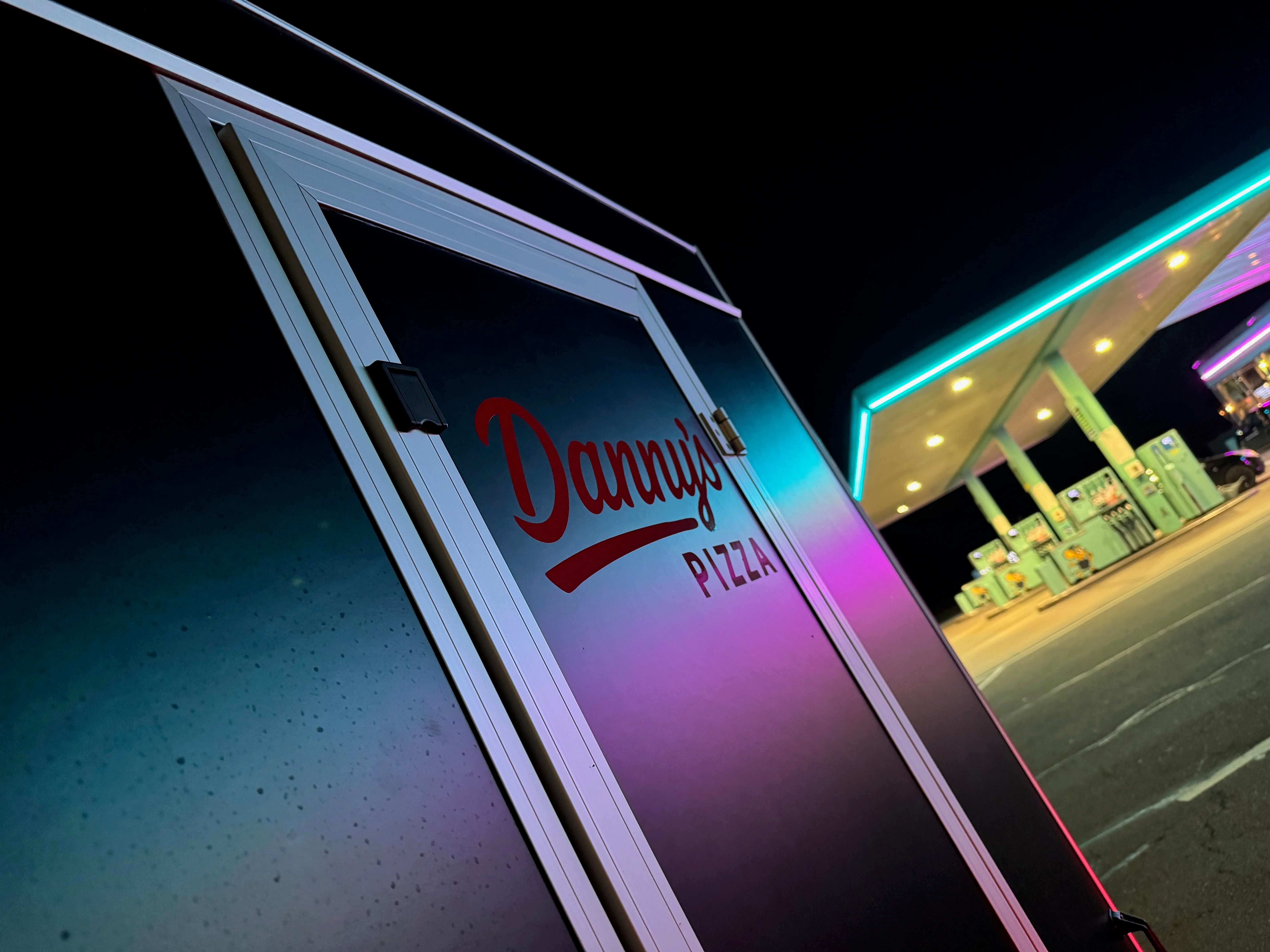 Danny's Pizza Anhänger - Matt-schwarz mit rotem Logo